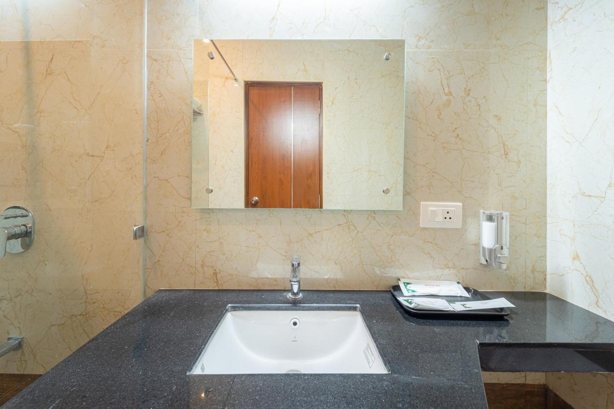 Welcome Grand Residency Пондичерри Экстерьер фото